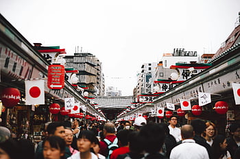 Marché de la rue japonaise, foule animée, drapeaux, des lanternes, diverses personnes, scène de rue, marché traditionnel, marché urbain, marché culturel, rue commerçante, Flags de marché