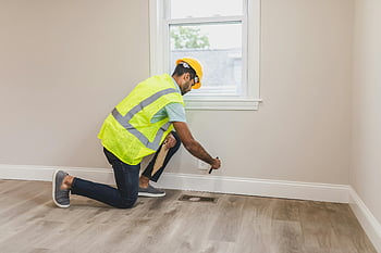 muž, žlutá bezpečnostní vesta, helma, kontrola podlahy, Dům, pracovník, Bezpečnostní vybavení, inspekční místnost, renovace, zlepšení, roh