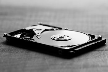 Černobílý pevný disk, otevřete pevný disk, vnitřní komponenty, Umělecký výstřel, černobílé fotografie, pevný disk, počítačový hardware, zařízení, technologie, černobílý, detail