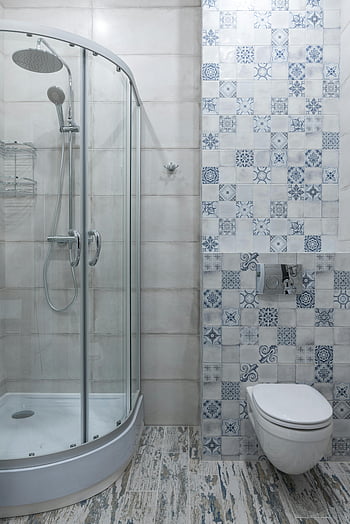 Badezimmer, Glasduschkabine, modernes Badezimmer, gemusterte Fliesenwand, stilvoller Blick, Dusche, Fliesen, Toilette, Bodenplatten, Wandfliesen