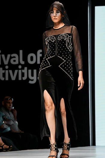model dráhy, černé oblečení, modelka, Stylové černé šaty, Akce dráhy, vysoké podpatky, Festival kreativity, Móda mola, módní přehlídka, Model na dráze, černé šaty s štěrbinou