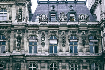 Klasická francouzská budova, sochy, Historická fasáda budovy, Ozdobená renesanční architektura, pařížské architektury, francouzská architektura, stavební fasáda, renesanční styl, Pařížská historická budova, zdobené fasády, Francouzské sochy