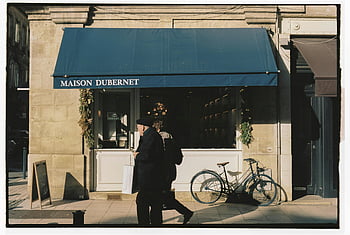Maison Dubernet, Bordeaux, rue ensoleillée, les gens marchent, rue de la ville, extérieur du magasin, vélo, trottoir, scène urbaine, architecture française, devanture de magasin