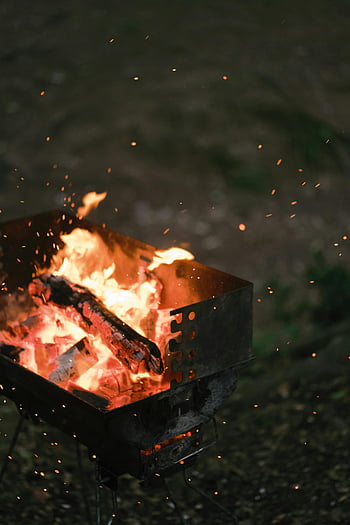 fuoco di carbone, barbecue all'aperto, braci luminose, scintille, bella notte, avvicinamento, fuoco barbecue, Fuoco notturno, fuoco all'aperto, brace, scintille che volano