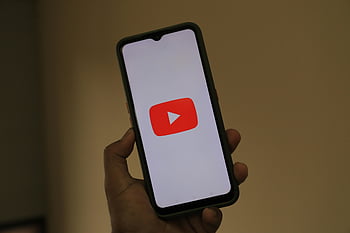 smartfon, Aplikacja YouTube, logo youtube, zbliżenie, ręka trzyma telefon, urządzenie przenośne, wyświetlacz, ikona aplikacji, urzadzenie cyfrowe, technologia, aplikacja multimedialna