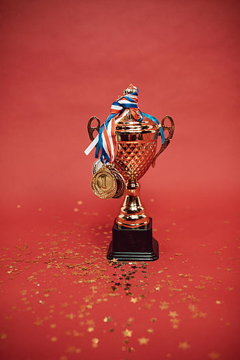 ถ้วยรางวัลทองคำ, เหรียญ, ฉากหลังสีแดง, ลูกปา, รางวัล, ชัยชนะ, งานเฉลิมฉลอง, ริบบิ้น, ที่แรก, ความสำเร็จ, การแข่งขัน