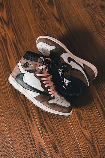 sepatu kets coklat dan putih, lantai kayu, Jordan Air-Top-Top, sepatu merah muda, Desain alas kaki modern, Sepatu kets Air Jordan, sepatu kets cokelat, sepatu kets putih, tali merah muda, sepatu kets tinggi atas
