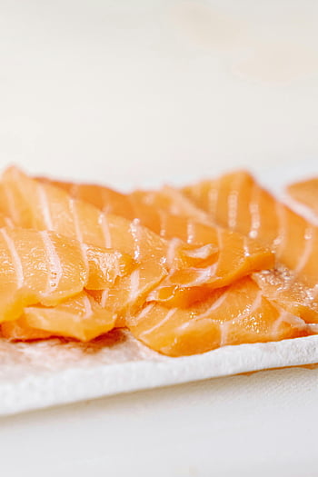 laksskiver, nærbilde, fersk laks, Sashimi skiver, hvit plate, matfotografering, laks sashimi, fersk fisk, gourmetmat, sjømat tallerken