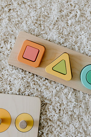 Buntes Holzspielzeug, Bildungsspielzeug, strukturierter Teppich, Nahaufnahme Spielzeug, Holzblöcke, Spielzeug formen, Kinderspielzeug, Spielzimmer, Indoor-Spiel, Spielzeug lernen, farbenfrohe Blöcke