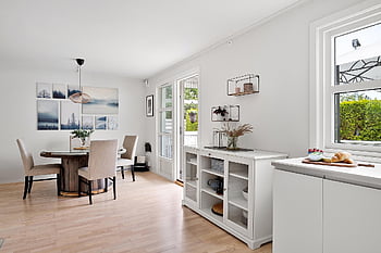 ห้องอาหาร, โต๊ะอาหาร, credenza, เก้าอี้รับประทานอาหาร, ชั้นวาง, คณะรัฐมนตรี, ปลอบใจ, เซิร์ฟเวอร์, ตาราง, ผนังสีขาว, เก้าอี้