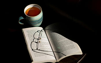 okulary, otwarta książka, okulary do czytania, kubek, herbata, badanie, biurko, literatura, okulary na książce, Przytulne czytanie, Książka i okulary