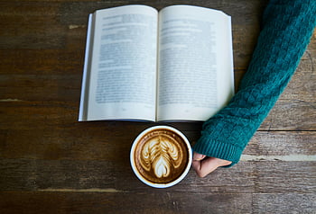 latte, čtení, rezervovat, útulný, kavárna, relaxace, káva, latte art, teplé nastavení, dřevěný stůl, svetr