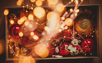 كرات عيد الميلاد،  أحمر ورمادي،  صندوق احتفالي،  زينة الميلاد،  أضواء السلسلة،  أجواء عطلة،  ديكور مريح،  زينة العيد،  أضواء عيد الميلاد،  زخارف احتفالية،  عطلة دافئة
