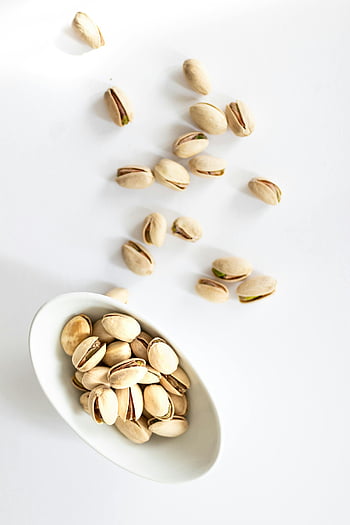 pistaschnötter, Pistage nötter, vit skål, vit bakgrund, toppvy, Hälsosamma snacks, nötter, matfotografi, pistaschaljor, minimalistisk, ren bakgrund