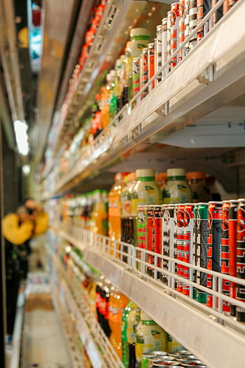 bevande assortite, scaffali, negozio di alimentari, Immagini al dettaglio, array vibrante, scaffali dei negozi, display di bevande, Selezione delle bevande, bevande al dettaglio, bevande alimentari