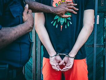 zatčená osoba, pouta, policejní důstojník, venkovní zatčení, Černá košile, detail, vymáhání práva, místo činu, veřejná bezpečnost, Postup zatčení