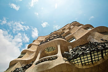 casa milà, unikátní architekturu, pulzující obloha, nízký úhel pohledu, barcelona, antoni gaudi, Modernistická budova, ikonická fasáda, kamenná struktura, městská památka, Španělsko