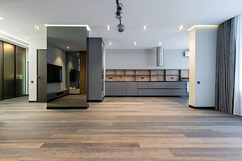 tágas lakás, szürke konyhai bútor, modern lakóterület, minimalista design, karcsú dekoráció, kortárs élet, fapadló, nyitott elrendezés, nappali, konyha, belsőépítészet