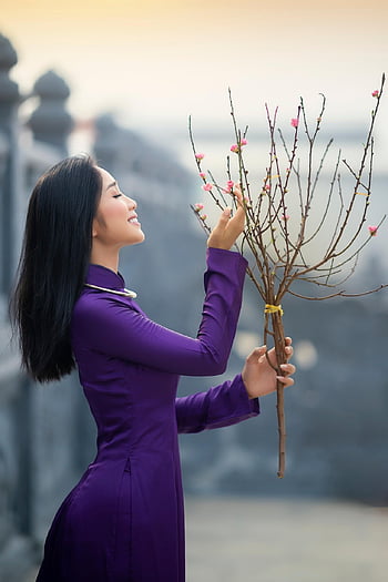 ao dai, moda, kobieta, uśmiech, wietnamski, Fioletowy Ao Dai, Wietnamski strój narodowy, Małe gałązki kwiatu brzoskwini, tradycyjny, piękno, piękny