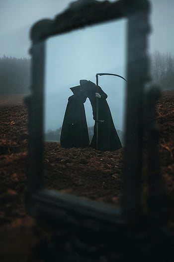 triste Mietitore, Figura della morte, riflessione a specchio, paesaggio nebbioso, scena inquietante, falce, Mantello scuro, Atmosfera spettrale, ambientazione esterna, Immagine misteriosa, Figure simili alla morte