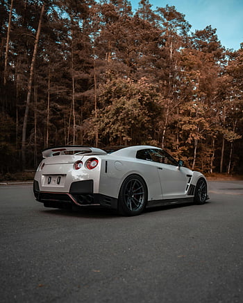 Nissan GT-R Putih, Mobil sport, jalan kosong, pohon musim gugur, Desain ramping, mobil yang diparkir, nissan gtr, mobil putih, pemandangan jalan, dedaunan musim gugur, fotografi mobil