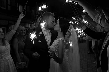 romantisk kyss, brud och brudgum, bröllopsmoment, sparklers, magiskt bröllop, par kyssar, bröllopspartners, romantisk bröllop, bröllops par, bröllopsscen, romantisk scen
