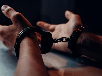 manette, mani, tavolo, sfondo scuro, forze dell'ordine, avvicinamento, mani umane, ammanettato, restrizioni al polso, arresto, scena del crimine