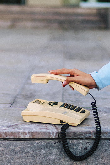 vintage telefon, håndhold, fastnet telefon, stenoverflade, tæt på, modtager, retro telefon, udendørs indstilling, kommunikationsenhed, gammeldags teknologi, spiral ledning