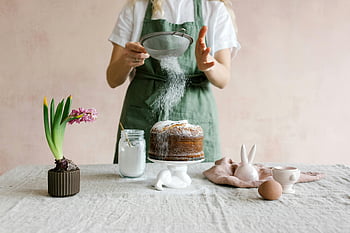 bager, glasursukker, hjemmelavet kage, blomsterdekoration, bageværktøjer, drys med sukker, kage dekoration, bagepasen, Køkkenindstilling, hvid kaninfigur, æg