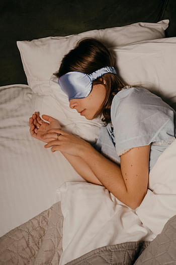 Sovende kvinde, øjenmask, Komfortabel seng, lempelse, hvile, fredelig søvn, sengeleje, afslappende søvn, søvnmaske, hyggelig seng