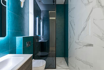 moderne badeværelse, brusebad kabine, skarp belysning, minimalistisk badeværelse, fliser fliser, marmor accenter, Slank design, stilfuldt badeværelse, glasbruser, hvid marmor