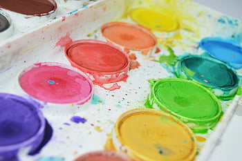 Aquarellfarben, farbenfrohe Aquarelle, lebendige Farbtöne, künstlerische Kreativität, Farbpalette, Aquarellfarben in verschiedenen Farben, Nahaufnahme Aquarelle, Aquarellkunst, Aquarellmalerei, kreative Malerei, Kunstbedarf