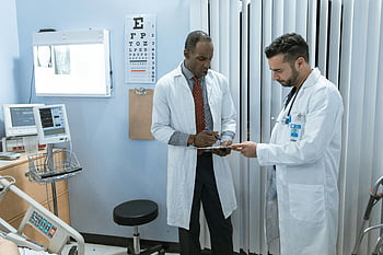議論する医師、 医療チャート、 病院の環境、 白衣、 患者の診断、 医療専門家、 医療相談、 臨床環境、 医療スタッフ、 患者ケア、 病室