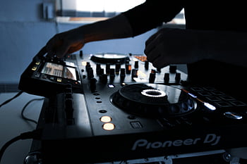 DJ 컨트롤러, 검정색과 흰색, 믹싱 세션, 희미하게 빛나는 방, 개척자 DJ, 닫다, DJ 장비, 음악 제작, 턴테이블, 일렉트로닉 뮤직, 딩