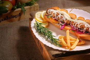 Sandwich, patatine fritte, limone affettato, piatto bianco, rosmarino fresco, acquolina in bocca, pranzo, cena, pane, verdure, pasto