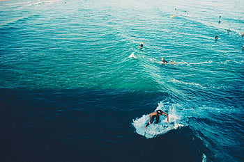 Mann surfen, Ozean Wellen, Surfbrett, blaues Wasser, Surfer, Surfenaktion, Strandaktivität, Wassersport, Wellenreiten, Küstenszene, Surfkultur