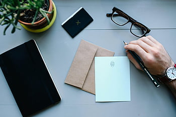 scrivania, Strumenti di scrittura, bicchieri, Busta, i Quaderni, lavoro d'ufficio, essenziali, vista dall'alto, persona che tiene la penna, spazio di lavoro, Stazionario