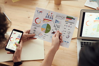 meslektaşlar, anket sayfası, ekip üyeleri, Grafikleri analiz et, iş görüşmesi, dizüstü bilgisayarlar, akıllı telefonlar, veri analizi, ofis ayarı, Profesyonel işbirliği, infografik inceleme