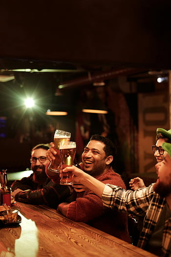 den svatého Patrika, bar, skupina přátel, užívat si nápoje, smích, hospoda, Vnitřní oslava, sklenice na pivo, Slavnostní atmosféra, společenské setkání, příležitostné nastavení