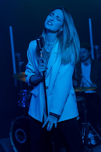 žena zpěv, koncert, ženský zpěvák, živá hudba, etapa, kapela, mikrofon, výkon, hudba, zpěvák, živé vystoupení