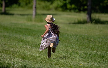 bambino, abito vintage, abito di campagna, natura, in esecuzione, erba, giovane donna che corre, bambino in abito, bambino con cappello, look retrò, femmina
