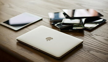 MacBook, iPad, เคาน์เตอร์, อุปกรณ์อิเล็กทรอนิกส์, แล็ปท็อป, มาร์ทโฟน, โต๊ะไม้, อุปกรณ์สมัยใหม่, ผลิตภัณฑ์แอปเปิ้ล, การตั้งค่าเทคโนโลยี, การตั้งค่าพื้นที่ทำงาน