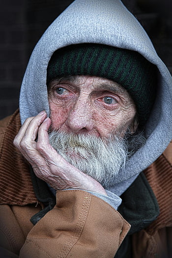 uomo anziano, felpa con cappuccio, marrone e grigio, pensiero, introspezione, ritratto, anziano, contemplativo, Abbigliamento invernale, espressione facciale, giacca con cappuccio
