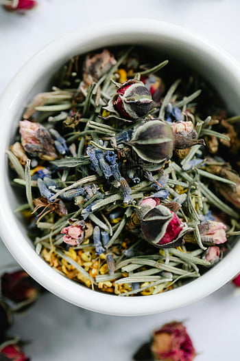 Kräuter, getrocknete Blüten, Keramikschale, Blumenmischung, Kräutermischung, weiße Schüssel, getrocknete Blumen, Nahaufnahme, natürliche Zutaten, aromatische Kräuter, Teemischung