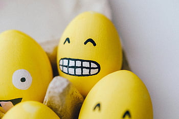 žluté malované vejce, smajlík emotikonu, živá žlutá velikonoční vejce, Hravé tváře emodži, karton, velikonoční dekorace, Emoji vejce, žlutá velikonoční vajíčka, malovaná velikonoční vajíčka, Emoji tváře, Velikonoční vejce umění