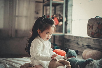 여자 아이 놀이, 사랑스러운 아시아 아이, 봉제 인형, 무고한 어린 시절, 실내 놀이, 유아 재생 시간, 귀여운 아기 사진, 어린 시절의 순간, 실내 장난감, 여자 소녀 장난감, 아시아 유아