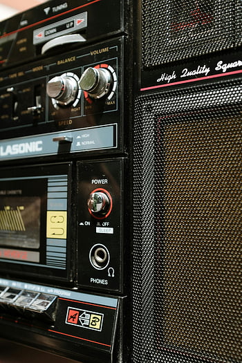 Vintage Boombox, schwarz und grau, Sony Stereo, Klassisches Design, Nahaufnahmen, Redner, gute Qualität, Lasonisch, Kassettenspieler, Ein- / Ausschalter, Retro -Audio