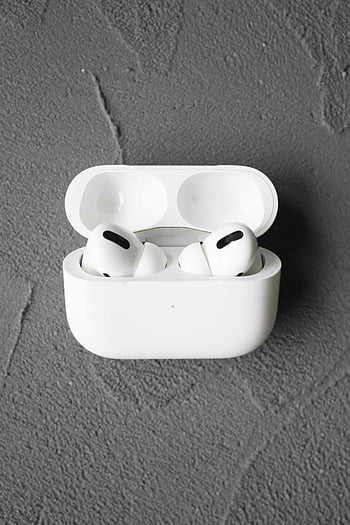 airpods, écouteurs sans fil, cas de charge, fermer, surface texturée, écouteurs blancs, un dossier ouvert, accessoires technologiques, audio portable, airpods de pomme, gadgets modernes
