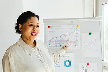 afrikansk amerikan kvinna, leende, presenter, finansiella diagram, whiteboard, Graf, affärspresentation, professionell, kontorsinställning, dataanalys, diagramöversikt