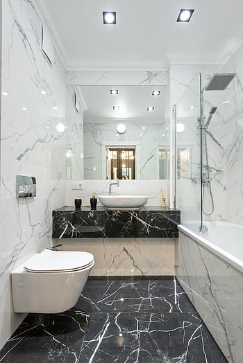 Moderne baderomsdesign, luksuriøst bad, marmorvegger, marmorgulv, Moderne inventar, minimalistisk design, svart marmor, hvit marmor, moderne bad, bad renovering, bad innredning